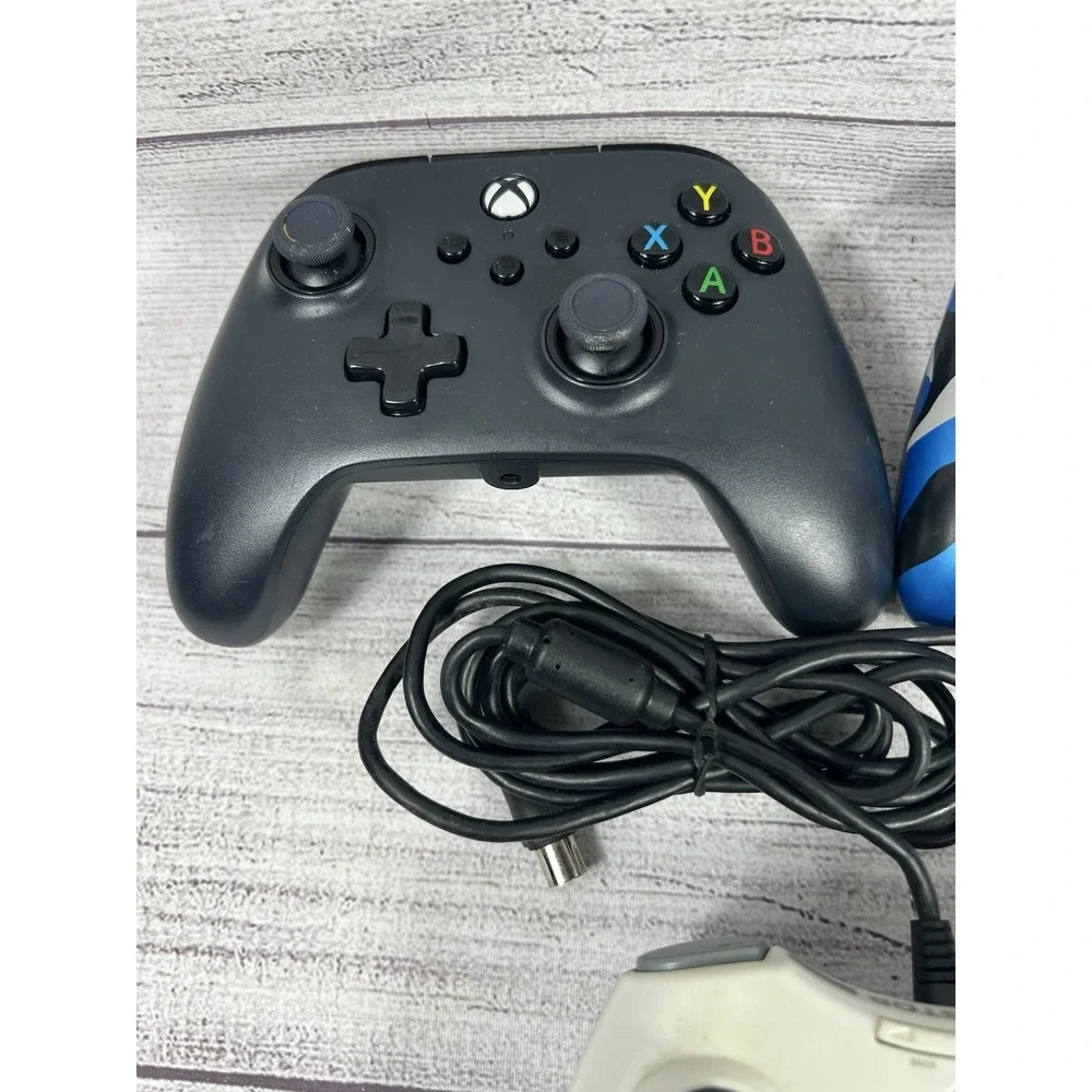 Lot‎ Of Three Xbox  Controllers Two Wireless One Wired All 3 Not Tested